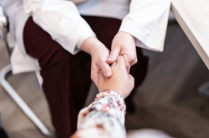 2 χερια κρατιουνται