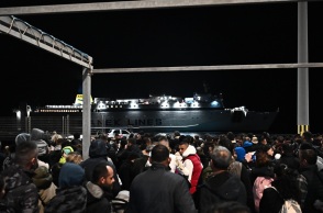 Σεισμοί στη Σαντορίνη: Οι κάτοικοι φεύγουν μη γνωρίζοντας πότε θα επιστρέψουν -  Φόβοι για πλιάτσικο στα άδεια σπίτια 