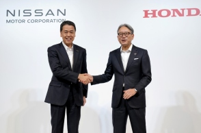 Ο CEO της Nissan Makoto Uchida με τον CEO της Honda, Toshihiro Mibe