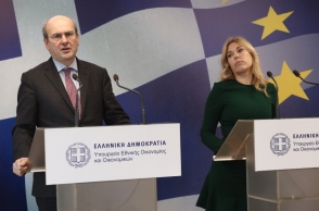 Ο Υπ. Οικονομίας, Κωστής Χατζηδάκης με τη Γενική Γραμματέα Διαχείρισης Ιδιωτικού Χρέους, Θεώνη Αλαμπάση