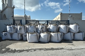 Σαντορίνη: Σε κατάσταση έκτακτης ανάγκης η Θήρα - Aναχώματα με σακιά άμμου υπό το φόβο σεισμού και τσουνάμι