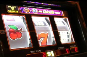 Bρετανία: Κέρδισε 1 εκατ. λίρες στα φρουτάκια και της έδωσαν 20 χιλιάδες