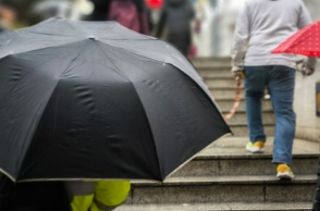 κοσμος με ομπρελες 