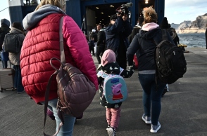 επιβατες μπαινουν σε πλοιο, λιμανι