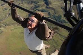 Ο Τομ Κρουζ κρεμιεται απο αεροπλανο