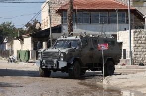 στρατιωτικο οχημα σε πολη