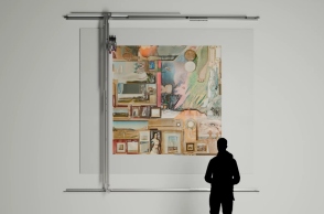 επισκεπτης σε εκθεση κοιταει πινακα