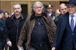 Ο Στιβ Μπάνον, επί μακρόν σύμμαχος του προέδρου Ντόναλντ Τραμπ, ομολόγησε την ενοχή του για εξαπάτηση δωρητών του τείχους στα σύνορα των ΗΠΑ με το Μεξικό.