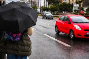 ομπρελες, βροχη, περαστικοι