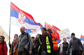 διαδηλωτες, σημαιες