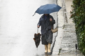 πεζος με ομπρελα σε δρομο, βρχοη