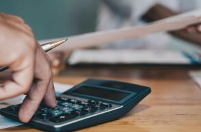 Άτομο που πληκτρολογεί σε αριθμομηχανή