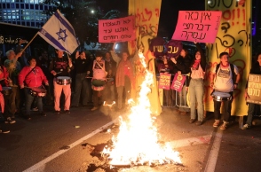 διαδηλωτες, σημαιες