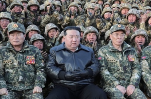 Ο Κιμ Γιονγκ Ουν με αξιωματικους