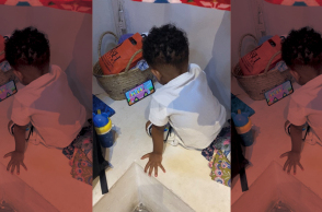 Ένα τρισχαριτωμένο μαύρο μωρό ηρεμεί μόνο όταν σερφάρει με το παχουλό του χεράκι στο ΥouTube. 