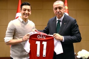 Ο πρώην ποδοσφαιριστής της εθνικής Γερμανίας Μεσούτ Οζίλ διατηρεί φιλικές σχέσεις με τον Ταγίπ Ερντογάν 