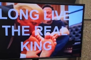 ΗΠΑ: Χάκερ πρόβαλαν σε οθόνες υπουργείου βίντεο με τον Τραμπ να φιλά τα πόδια του Μασκ