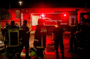 Πυροσβέστες και όχημα πυροσβεστικής