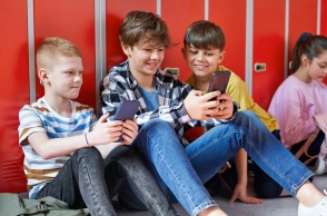 Δανία: Προωθεί την απαγόρευση των κινητών στα σχολεία - Μπαίνει όριο ηλικίας