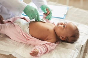 Μωράκι που εξετάζεται από παιδίατρο