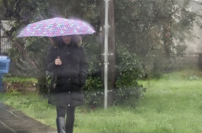 Γυναίκα κρατά ομπρέλα