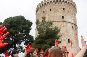 διαδηλωτες με κοκκινα χερια, Λευκος Πυργος