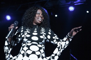 Πέθανε η θρυλική τραγουδίστρια της R&B/Soul Angie Stone