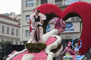 Πατρινό Καρναβάλι 2025: Κέφι, μουσική, εντυπωσιακά άρματα και χιλιάδες κόσμου στην παρέλαση