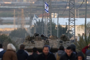 Κάτοικοι της Λωρίδας της Γάζας μπροστά από ισραηλινό άρμα μάχης στην πόλη Τζενίν