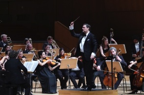 Ο Γιώργος Πέτρου διευθύνει 2 συμφωνικά έργα του Μίκη Θεοδωράκη στο Μέγαρο