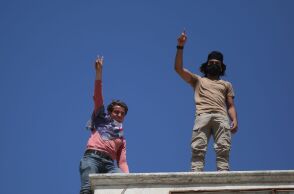 Συρία: Απομεινάρια των δυνάμεων του Άσαντ άνοιξαν μέτωπο με τον κυβερνητικό στρατό