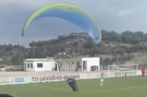 αλεξιπτωτιστής προσγειώνεται σε γήπεδο ποδοσφαίρου