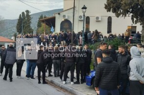 Βόλος: Οδύνη στη κηδεία του νιόπαντρου ζευγαριού - Με μηχανοκίνητη πορεία οι φίλοι τους στην εκκλησία