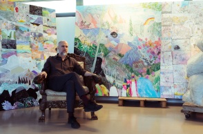 Ο Στέφανος Ρόκος στο εργαστήριό του λίγο πριν την έκθεση 50.000.000 τόνοι τοπίων στην Γκαλερί Ζουμπουλάκη