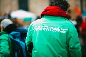 Greenpeace: Καλείται να πληρώσει εκατ. δολάρια σε πετρελαϊκή - Αντιμέτωπη ακόμα και με χρεωκοπία 