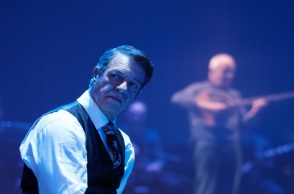 Ο Γιάννης Τσορτέκης υποδύεται τον Στράτο Διονυσίου στο «Τα πήρες όλα κι έφυγες»