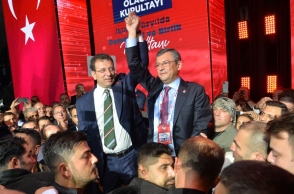 Ο Εκρέμ Ιμάμογλου με τον Οζγκιούρ Οζέλ