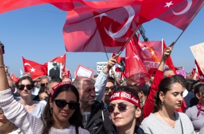 διαδηλωτες, σημαιες