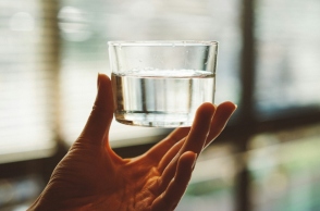 χερι κραταει ποτηρι με νερο