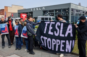 διαδηλωτες έξω από αντιπροσωπείες της Tesla