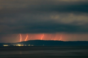 κεραυνοι πανω απο πολη
