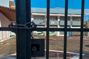 λουκετο σε πυλη σχολικης αυλης