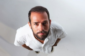 Ο Δημήτρης Αγιοπετρίτης Μπογδάνος σκηνοθετεί την παράσταση «Άνθρωπος-ελέφαντας»- έτσι τον είπαν