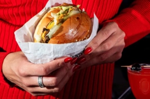 Πού μπορείς να βρεις τη ντισκοτέκ με τα αχτύπητα burger;