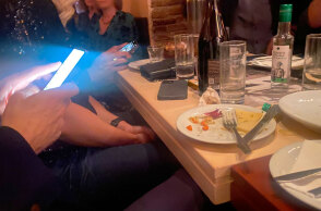 Σε είδα στα μπουζούκια με το κινητό στο χέρι