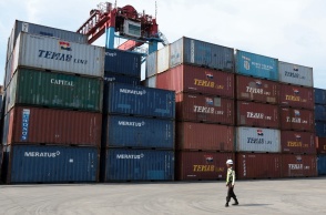 Κοντέινερ με εμπορεύματα στην Ινδονησία