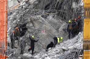 Διασώστες ερευνούν στα χαλάσματα στη Μιανμάρ