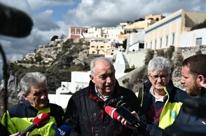 Ο Ευθύμης Λέκκας κατά τη διάρκεια αυτοψίας στη Σαντορίνη