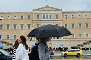 περαστικοι, ομπρελες, βροχη, Βουλη