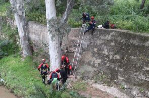 Πατήσια: Απεγκλωβίστηκαν τα άτομα που είχαν αποκλειστεί στο ρέμα Προμπονά - Εικόνες από τη διάσωσή τουςΠατήσια: Απεγκλωβίστηκαν τα άτομα που είχαν αποκλειστεί στο ρέμα Προμπονά - Εικόνες από τη διάσωσή τους